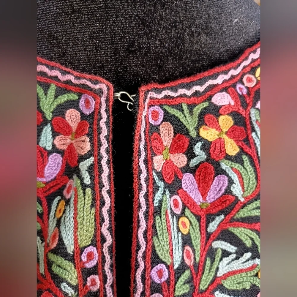 Embroidered Black Poncho with Floral Design_One Size